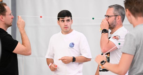 Teilnehmer bei einer Augenübung beim ARTZT NEURO SYMOPISUM