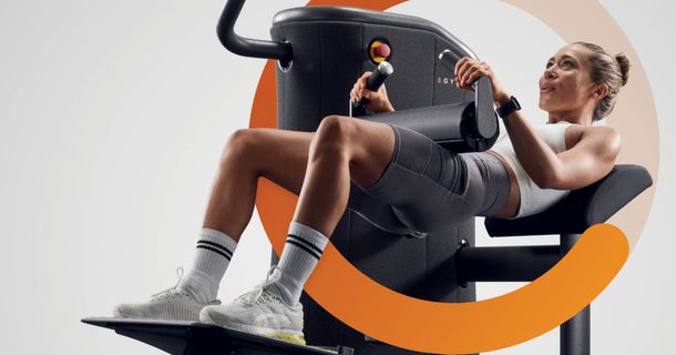 Junge Frau trainiert am EGYM Hip Thrust