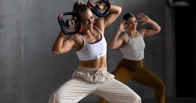 Zwei Frauen bei Krafttraining mit Kettlebells