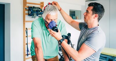 Patient und Physiotherapeut bei der Stoffwechselanalyse
