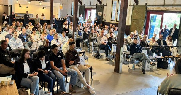 Nach dem erfolgreichen Start des ersten PHYSIO+ Musterstandorts in Idstein geht das Konzept nun deutschlandweit auf Tour. Gemeinsam laden EGYM, DSB ONE, POSITION health business consulting und Consularis Physiotherapiepraxen, Führungskräfte und Entscheider dazu ein, moderne Praxisstrukturen, wirtschaftliche Strategien und digitale Lösungen für die Zukunft der Physiotherapie kennenzulernen.