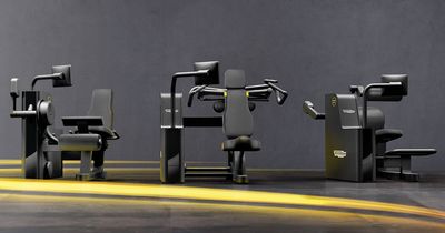 Drei Technogym Biostrength Kraftgeräte stehen in der Reihe