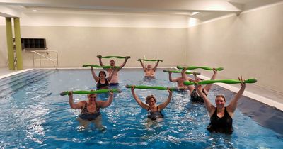 Teilnehmer von Ajambow Aqua Kurs im Wassser