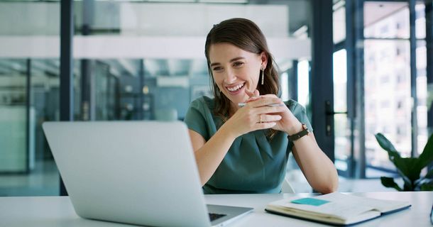 Physiotherapeutin nimmt an einem Webinar zum Thema KI in der Physiotherapie teil