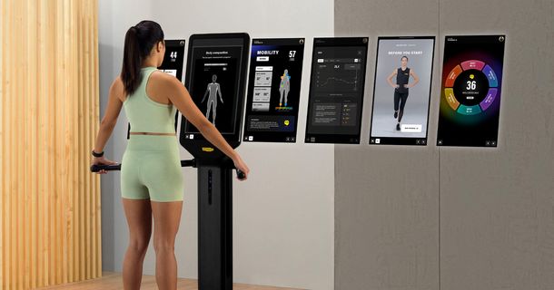 Frau testet das Technogym Ecosystem