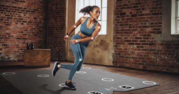 Eine Sportlerin training auf der AIRIS Gaming-Station.