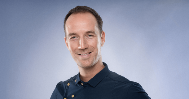 Steffen Kirchner blickt lächelnd in die Kamera.