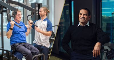 Personal Trainer mit Senior an einem Kraftgerät und Kieser-CEO Michael Antonopoulos