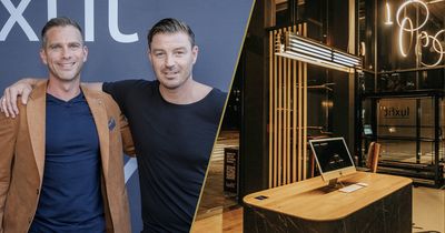 Markus Waldraff und Sebastian Backes vor dem Luxfit-Logo. daneben der Frontdesk einer Luxfit-Filiale