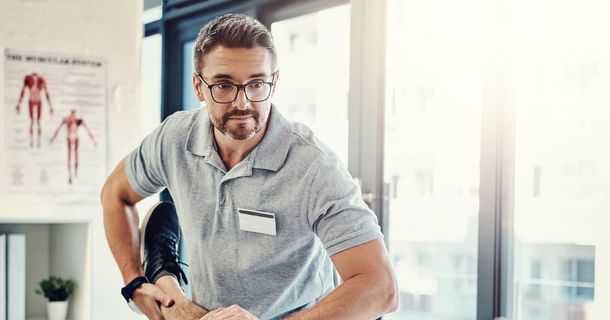 Physiotherapeut, der sich Gedanken, um die Zukunftsfähigkeit der eigenen Praxis