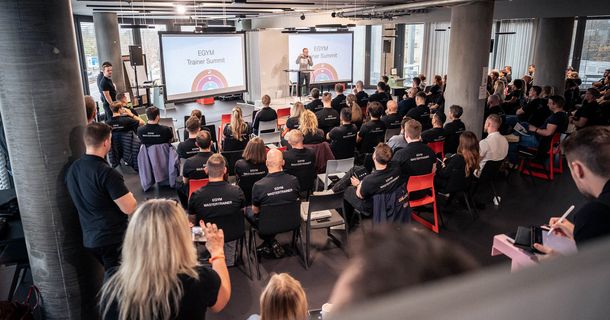 Publikum beim EGYM Trainer Summit hört Referenten auf der Bühne zu