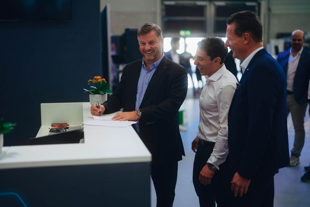 Jimmy Andrew unterzeichnet seinen Vertrag bei der milongroup auf der FIBO