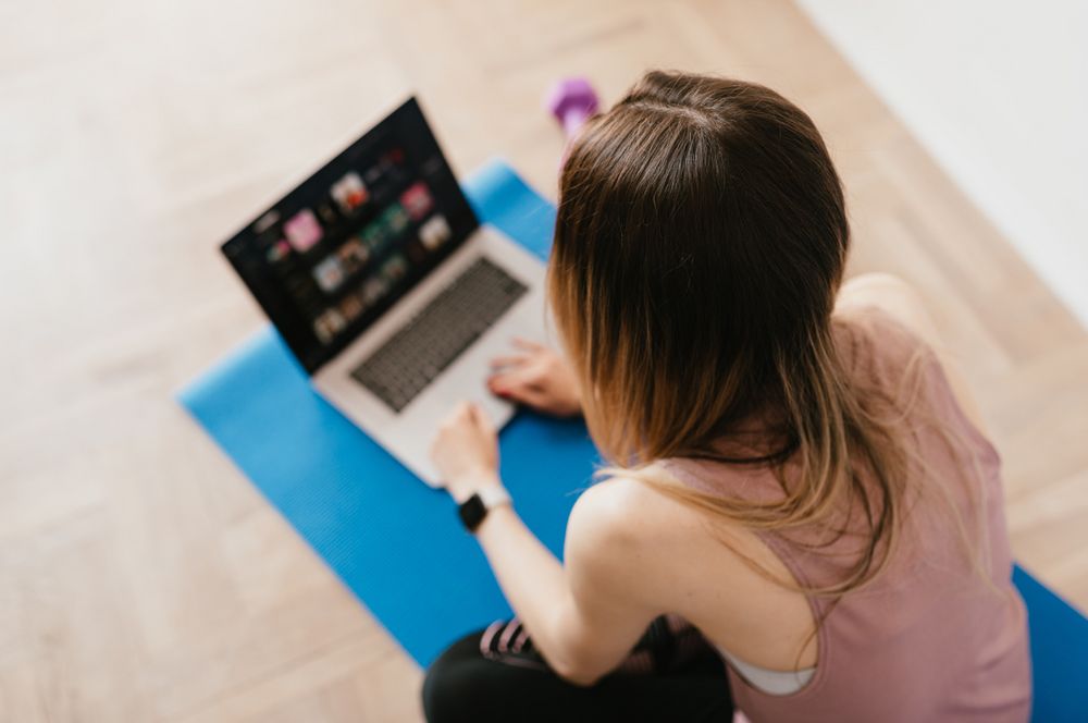 Frau auf Yogamatte