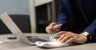 Mann sitzt am Laptop und prüft Mahngebühren