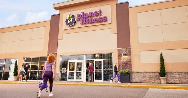 Gebäude und Eingang eines Planet Fitness Studios