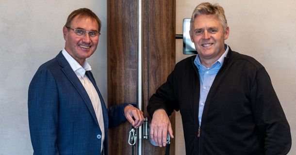 Dr. Hartmut Wolff und Dominik Kuprech lächeln in die Kamera 