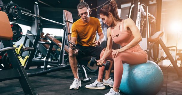 Mehrere Person im Fitnessstudio