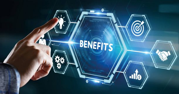 Hand vor Cyberanzeige mit dem Wort Benefits