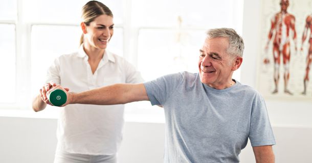 Physiotherapeutin behandelt Patient