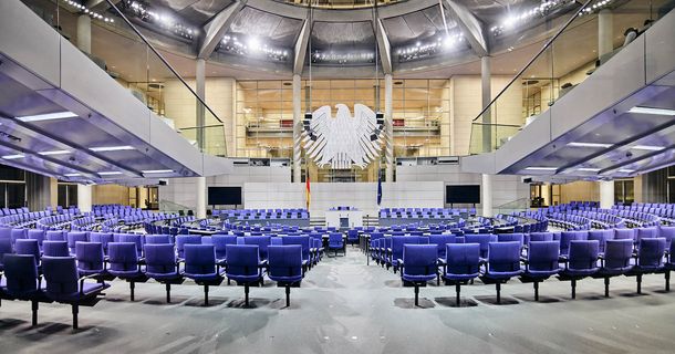 Blick auf den deutschen Bundestag in dem am Freitag, den 10. Juli ab 9 Uhr über das Gesetz zur GKV-Beitragsstabilisierung abgestimmt wird