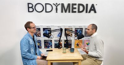 Nico Hessel sitzt im Interview mit Constantin Wilser von BODYMEDIA an einem Tisch mit zwei Mikrofone.  