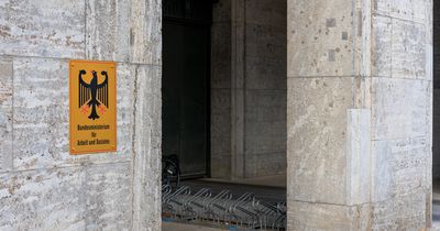 Eingang des das Bundesministeriums für Arbeit und Soziales