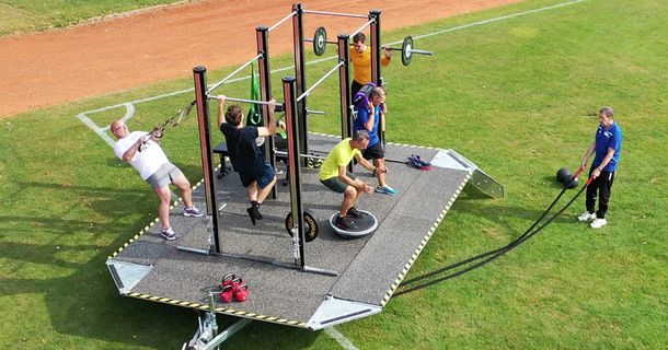 Mitglieder trainieren im Outdoor-Gym am GainCube