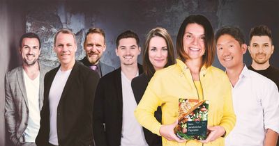 Im Vordergrund Christa Hackl mit Buch in der Hand, im Hintergrund die Referenten des Netzwerktreffens