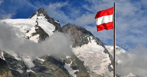 Der Großglockner und eine Österreich-Flagge
