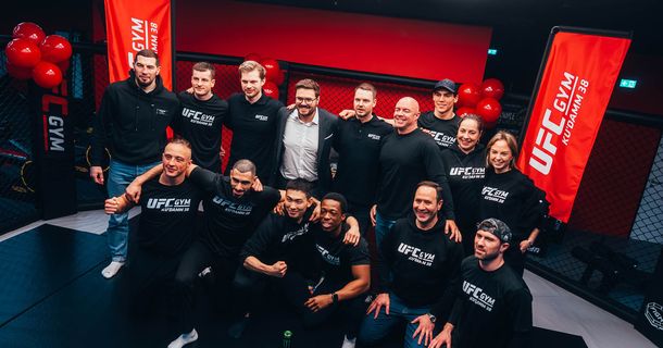 Teambild der UFC-Vres. In der Mitte Robert Jablukov mit Anzug