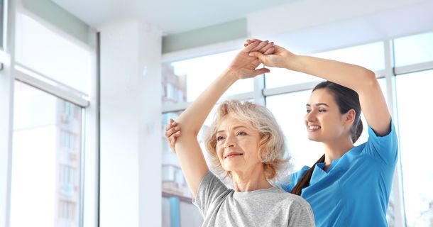 Physiotherapeutin und Patientin bei der Physiotherapie