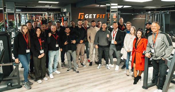 Gruppenbild vom ersten GET FIT Franchise Day in einem Fitnessstudio