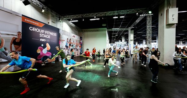 Auf der FIBO 2024 wurde Ajambow® vorgestellt. Das Trainingskonzept mit umweltfreundlichen Geräten und afrikanischer Musik bietet individuell anpassbare Übungen.