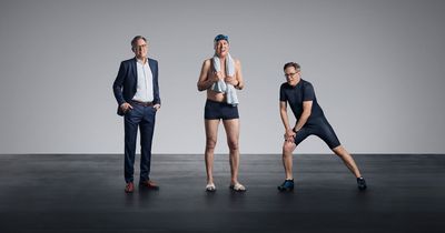 Mann in Anzug, Badesachen und Sport-Outfit