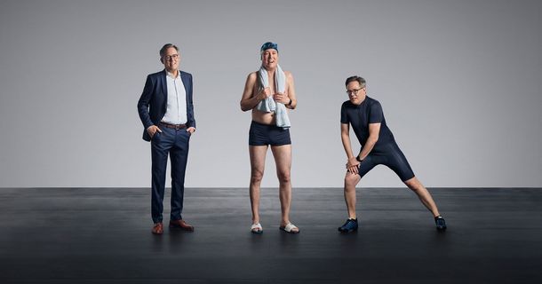 Mann in Anzug, Badesachen und Sport-Outfit