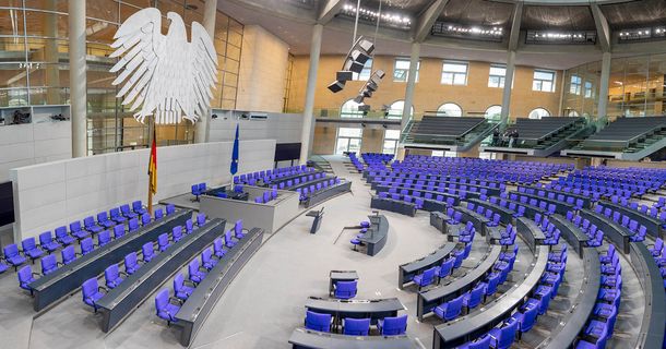 Blick auf den deutschen Bundestag ohne Abgeordnete