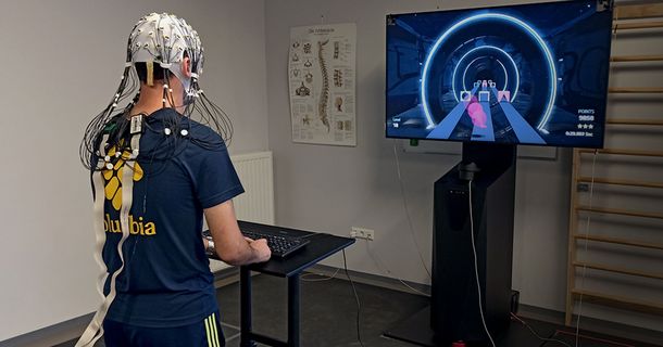 Mann bei motor-kognitivem Training auf dem SKILLCOURT®
