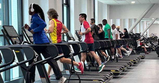 Sportler im Fitnessstudio auf Laufbändern von Technogym