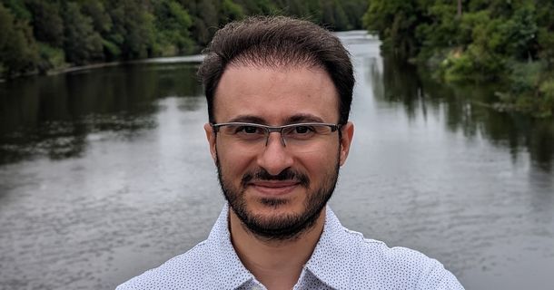 Vahid B. Zadeh, im Hintergrund ein Fluss
