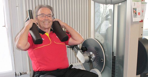 Claus Umbach von der dba auf einem Trainingsgerät
