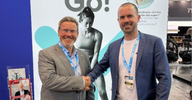 Vertreter von POSITION und Experten Allianz Sport, Fitness & Gesundheit e.V. reichen sich die Hand