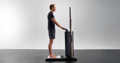 Fitnessstudiomitglied beim Onboarding im EGYM Fitness Hub