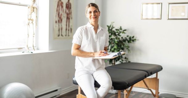 Physiotherapeutin in einem Therapieraum