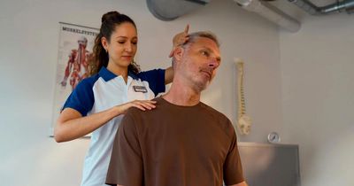 Physiotherapeutin therapiert Patienten