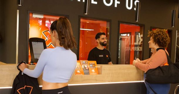 Eingang FitX, Kunden bezahlen an der Kasse