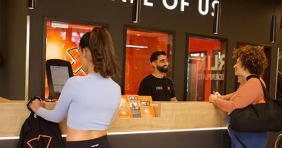 Eingang FitX, Kunden bezahlen an der Kasse