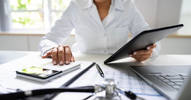 Im ersten Halbjahr 2024 verzeichneten die 95 gesetzlichen Krankenkassen ein Defizit von 2,2 Mrd. €