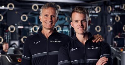 Nick Bol gemeinsam mit seinem Vater (links im Bild)