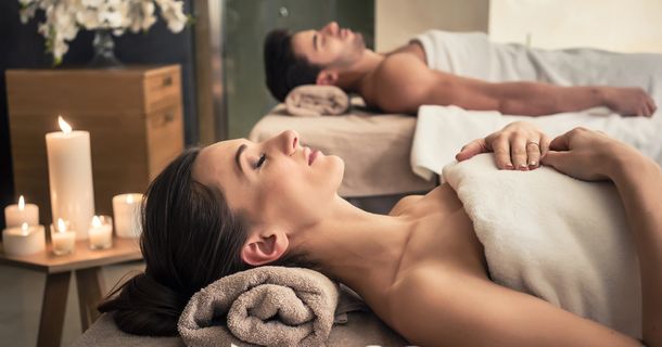 Frauen im Wellnessbereich eines Fitnessstudios