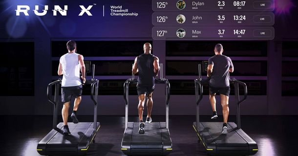 RunX Teilnehmer auf Laufbändern